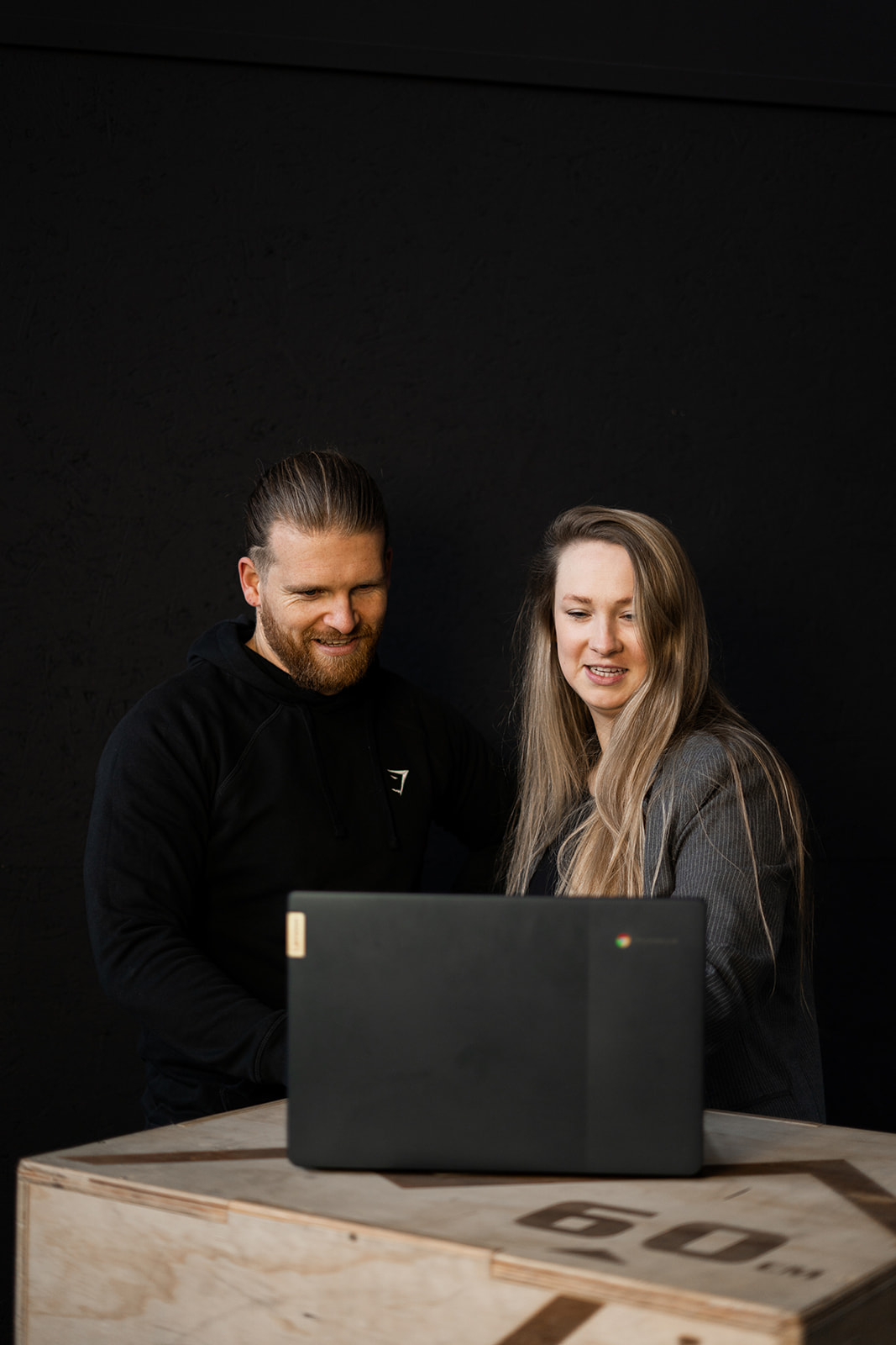 Melanie Verbueken kijkt samen met een fitnessondernemer naar een laptop