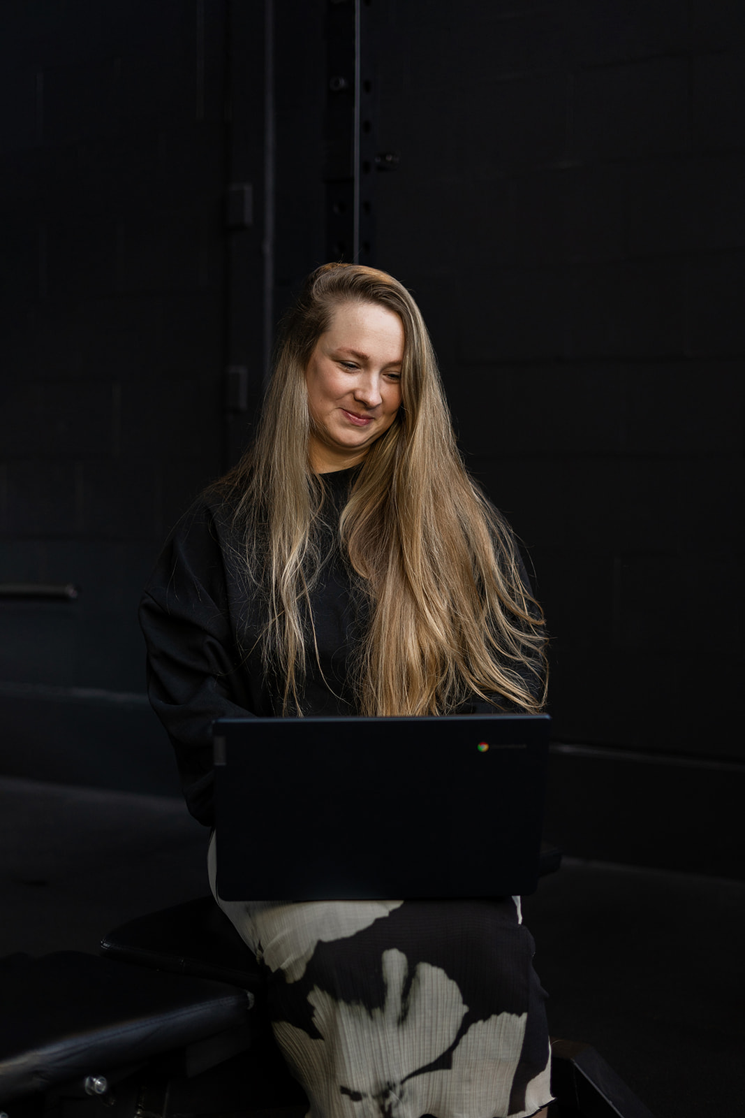 Melanie Verbueken werkt aan een artikel in de gym